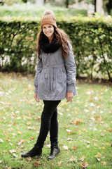 junge Frau im Herbst
