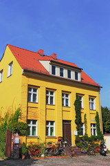 Fototapeta na wymiar Mehrfamilienhaus