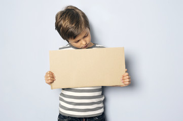 Kind guckt auf ein Schild mit Textfreiraum