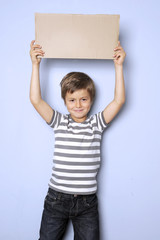 Ein Kind h&auml;lt ein Schild hoch mit Textfreiraum