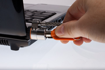 Laptop Schloss wird aufgemacht