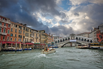 Naklejka premium rialto bridge in venice, italy