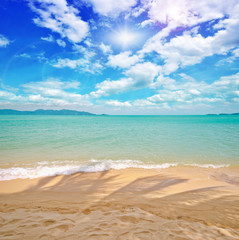 Fototapeta na wymiar Tropikalna plaża: Maenam Beach na wyspie Koh Samui