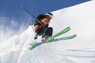 Skifahrer springt über eine Wächte