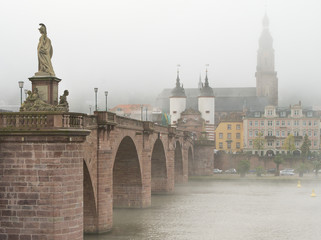 Karl-Theodor-Brücke im Nebel