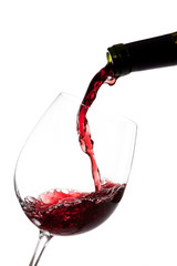 Llenando la copa de vino