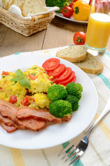 Scrambled eggs with bacon