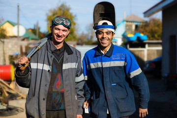 Fototapeta premium счастливые рабочие сварщик и сантехник