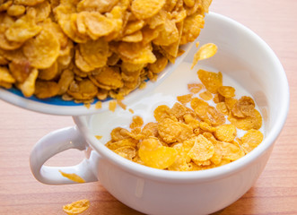 prima colazione tazza di latte e corn flakes