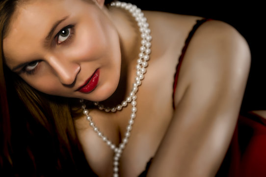 Junge Frau in roten Dessous