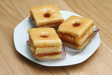 paste alla marmellata su piatto