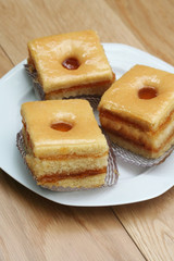 paste alla marmellata su piatto