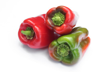 peperoni rossi e verdi_ sfondo bianco