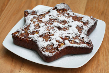 torta a forma di stella al cioccolato e pere