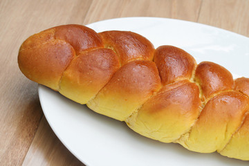 treccia alla zucca su piatto_ dolce