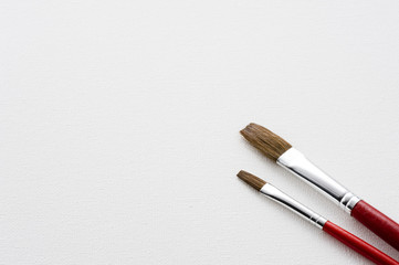 キャンバス地に2本の絵筆
