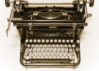 Alte Schreibmaschine mit ein Blatt Papier
