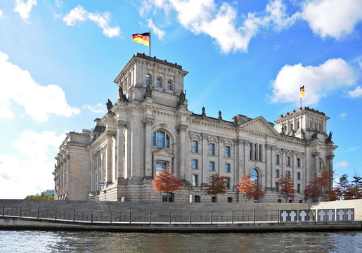 Reichstag in Berlin von der Seite