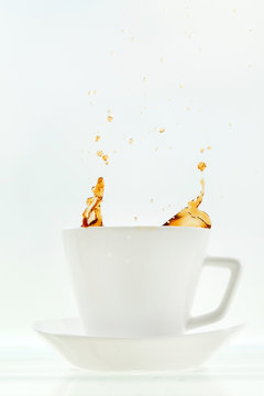 Coffee crown splash in mug
