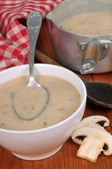 Le bol de potage aux champignon