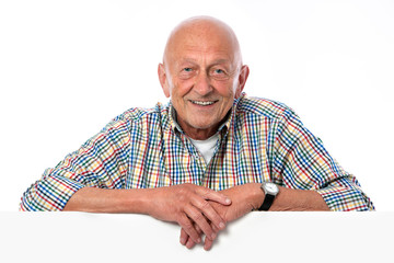 Senior mit Werbeschild