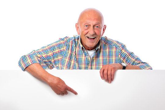 Senior mit Werbeschild