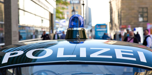 Altes Polizeiauto mit Blaulicht im Großstadt Einsatz
