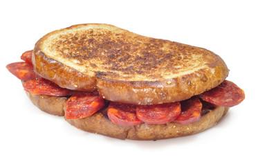 Rebanadas de pan con chorizo.