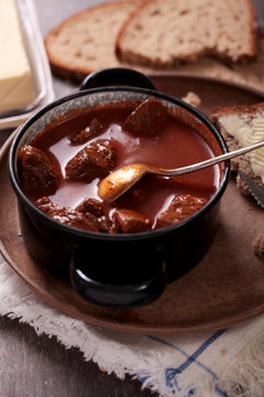 Gulaschsuppe kr&auml;ftig deftig