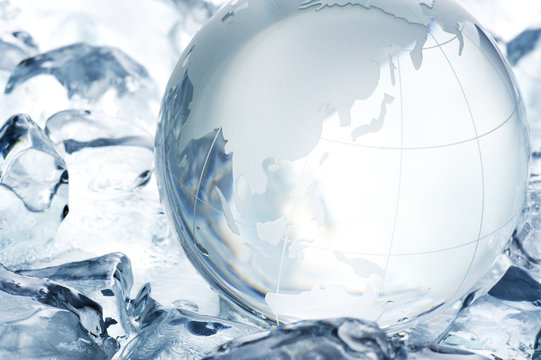 ガラスの地球儀と氷