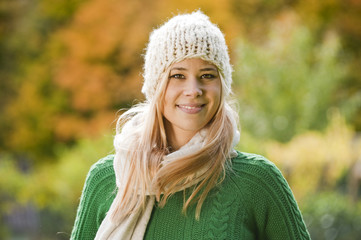 Junge Frau im Herbst