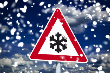 Rotes Schild mit Schneeflocke und Schnee