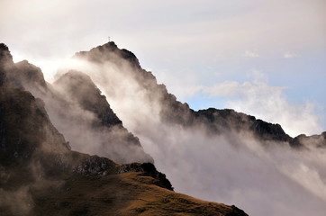 Berggipfel in Wolken