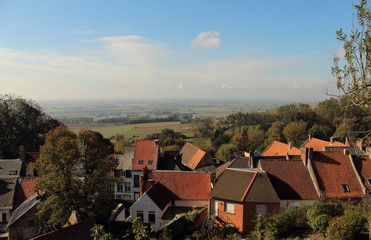 Ville de Cassel en Hautes-de-France. Une place touristique avec belle vue. 