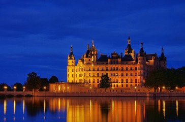 Fototapeta na wymiar Schwerin Castle Eight - Schwerin pałac noc 02