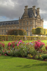 Fototapeta na wymiar Tuileries gardens and detail of palace
