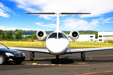 Learjet und Limousine