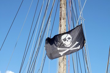 Drapeau pirate hissé dans le gréement d'un voilier