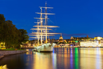 Fototapeta na wymiar Dekoracje nocy w Sztokholmie, Szwecja