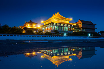 Obraz premium Chinese temple in the night at Thailand