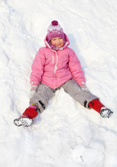 Fototapeta na wymiar Happy child in winter park