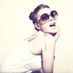 Fashion portrait of a beautiful young woman wearing sunglasses