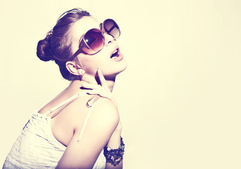 Fashion portrait of a beautiful young woman wearing sunglasses
