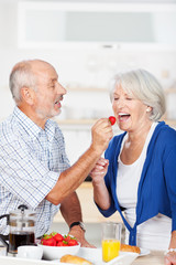 älteres ehepaar beim gesunden frühstück