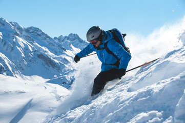 Skifahrer im Gelände