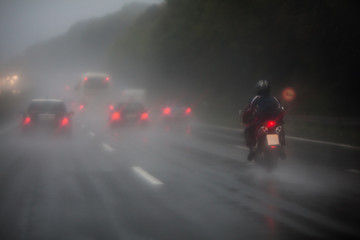 abendlicher Autobahnverkehr bei Regenwetter