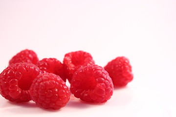 Himbeeren vor wei&szlig;em Hintergrund