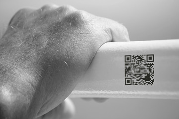 Senioren Hand mit QR-Code