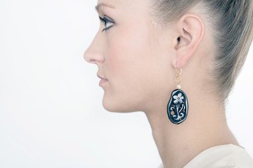 junge Frau mit Ohrschmuck