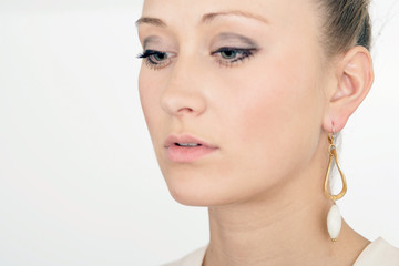 junge Frau mit Ohrschmuck